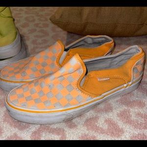 Vans neon orange checker need cleaning
Women’s 8.5